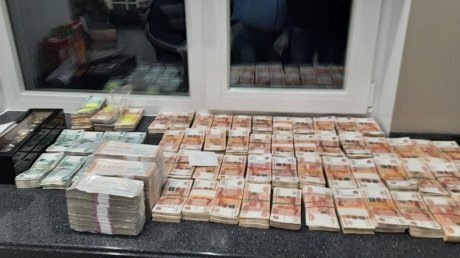 Была информация,что дома у Белозерцева нашли около 500 миллионов.