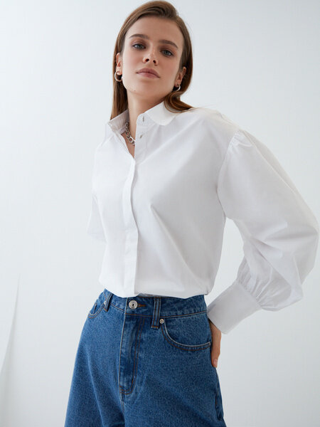 Тут мы видим модные объемные рукава