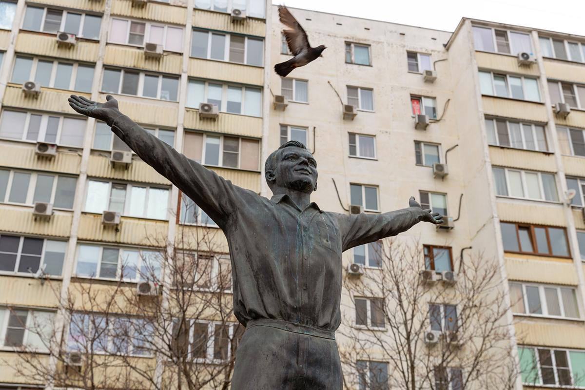 Город в честь юрия гагарина. Памятник Гагарина Ростов на Дону. Памятник Гагарину и королеву в Ростове на Дону на Северном проспекте. Памятник Гагарину в Ростове. Памятник Гагарину на проспекте Королева.