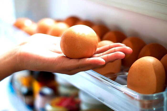Думаю, что в преддверии Пасхи эта информация будет, как нельзя актуальна.
Большинство хозяек даже и не подозревает, что хранение куриных яиц в холодильнике - это неправильно.