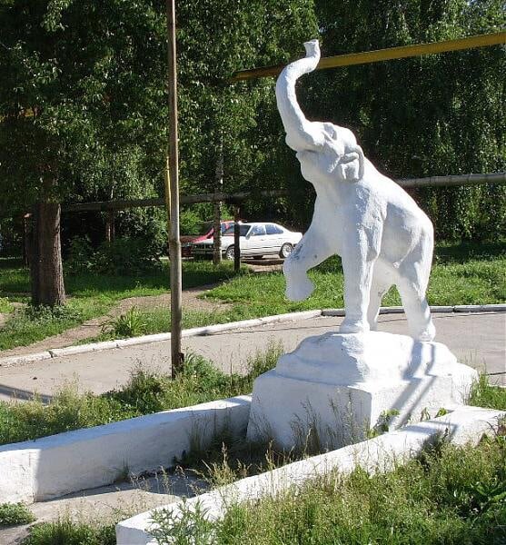 Скульптура "Слон" (г. Рязань, пос. Шлаковый). Автор фото: Виктория Янина.