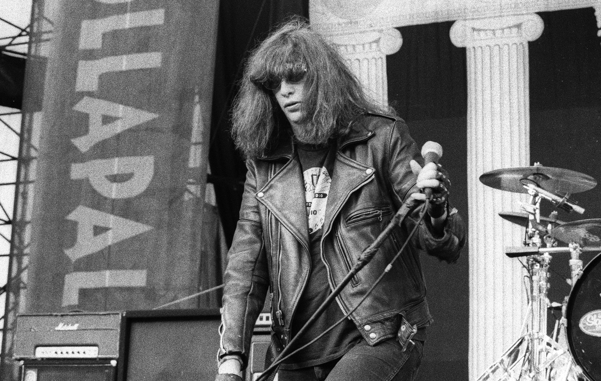 Джоуи Рамон в составе Ramones на фестивале Lollapaloosa, 1996