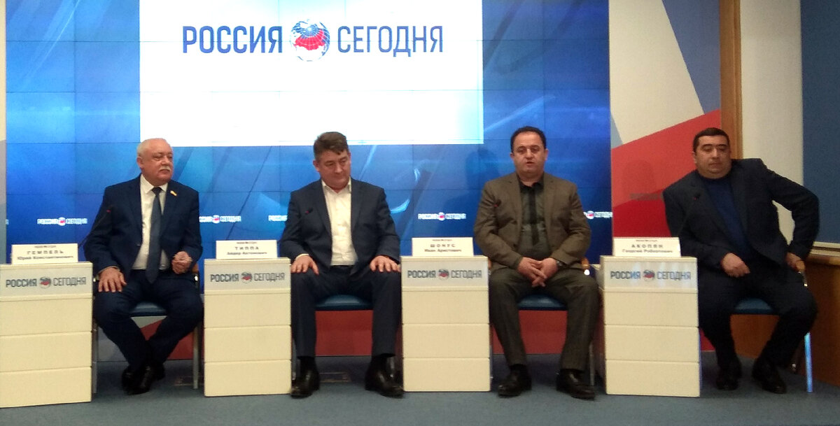 Обсуждается важная тема: итоги реализации Указа Президента РФ о реабилитации народов Крыма (фото: Л. Радева)