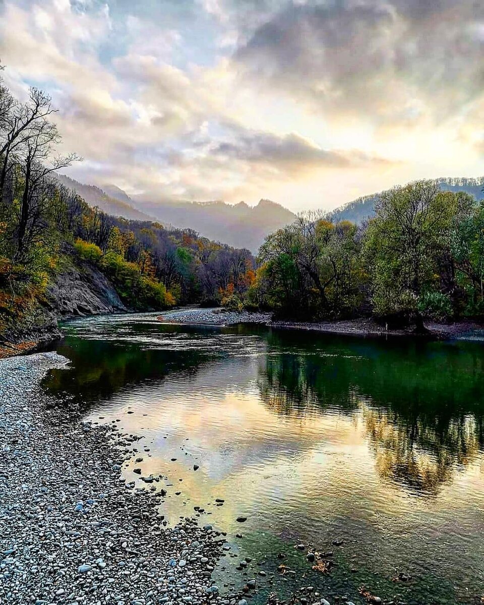 На заднем плане три вершины горы Трезубец. Фотография К. Латышевой