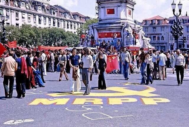 Португальскую "революцию гвоздик" 25 апреля 1974 можно не без оснований назвать самой красивой революцией в мире.
Как и почему она произошла?-7