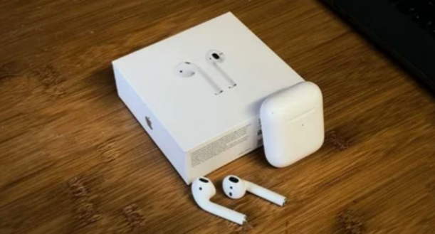 AirPods — беспроводные Bluetooth наушники от корпорации Apple. Представляют собой два раздельных наушника, использующих жесты для взаимодействия с пользователем: вынимание наушника из уха приостанавливает воспроизведения (функция «пауза»); возврат его на место — продолжет воспроизведение; двойное касание запускает голосового ассистента Siri, либо управляет воспроизведением музыки.
