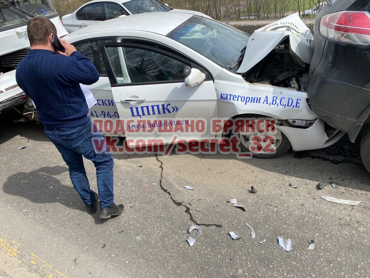 В БРЯНСКЕ В ДТП ПОПАЛИ УЧЕБНЫЙ АВТОМОБИЛЬ И ПОХОРОННЫЙ АВТОБУС | Брянская  губерния | Дзен