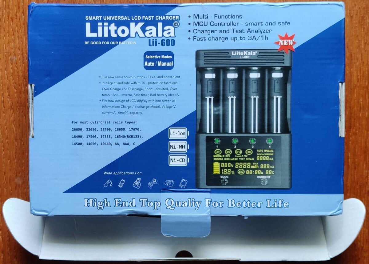 Здесь указаны типы и типоразмеры заряжаемых аккумуляторов. Металлические полоски вблизи плюсовых электродов - это термодатчики. При работе со слотом аккумулятора индицируется температура корпуса аккумулятора.