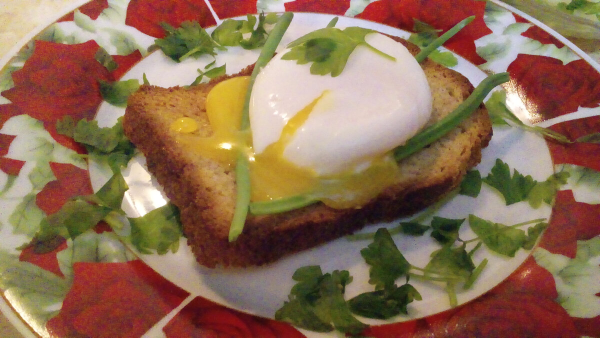 Из личных фото. Яйцо "Пашот" на гренке из домашнего хлеба.