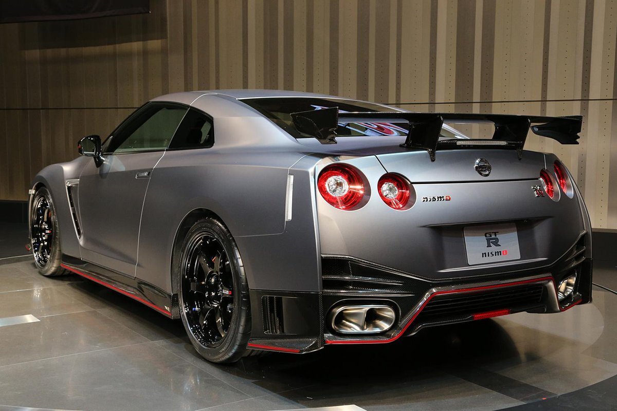 Золотой японский GTR r35