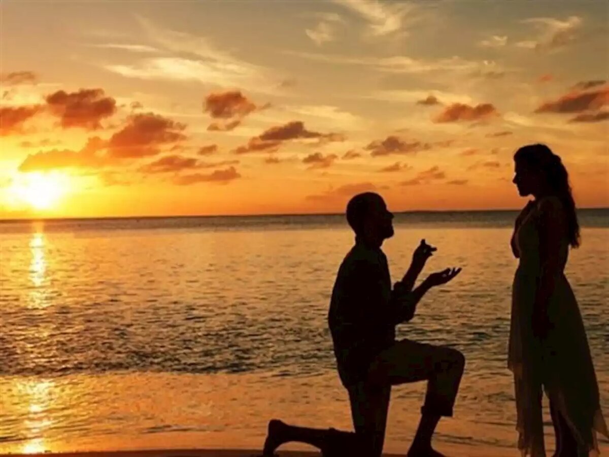 свадьба на море. свадьба на море. романтика на берегу океана. свадьба в испании на берегу моря. сделать предложение на берегу моря.