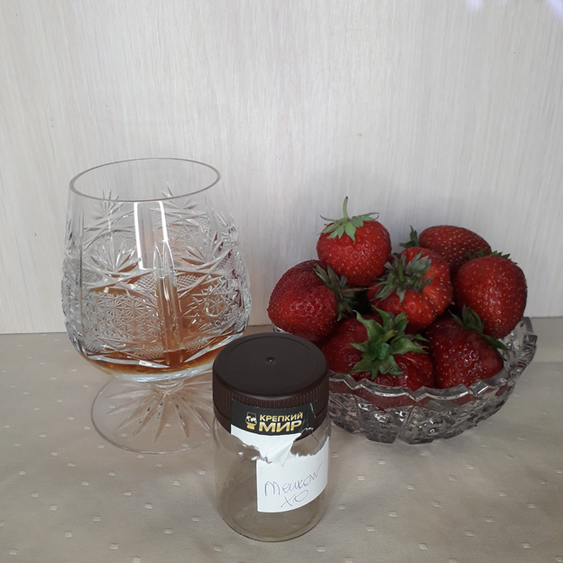 дегустация коньяка Meukow XO с клубникой