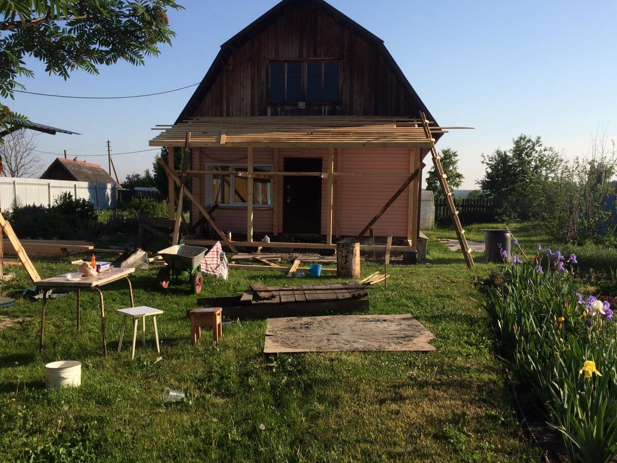 Терраса так хорошо вписалась, что теперь кажется так и было. Фото автора