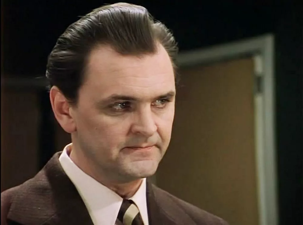 Юрий Яковлев в роли Ипполита в фильме "Ирония судьбы или С лёгким паром!". Фото взято из открытых источников.