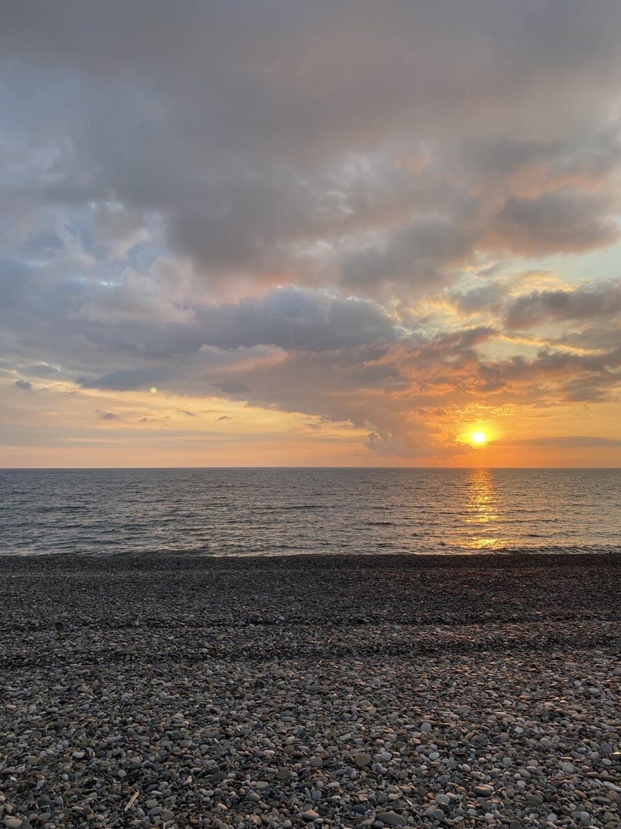 Утомлённое солнце нежно с морем прощалось