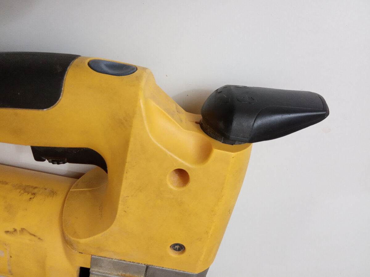 Чтобы поменять пилку, надо крутить эту "штуковину"