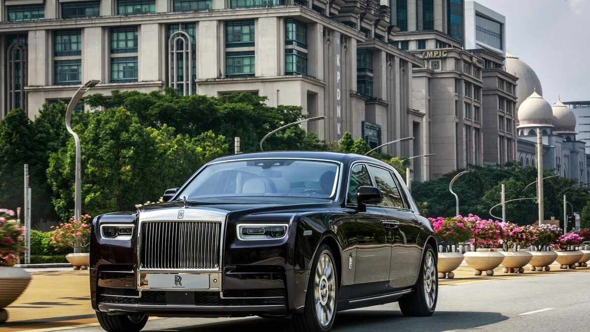 Rolls Royce Phantom 2020 спереди