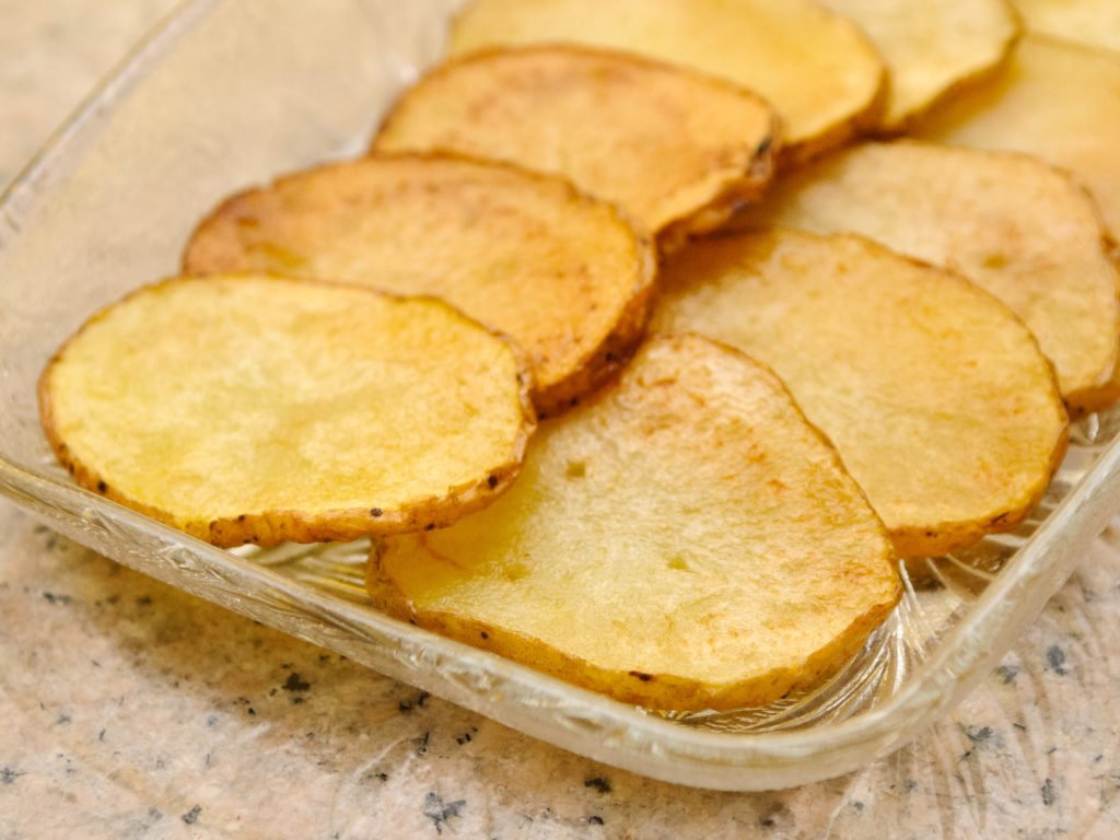 Как сделать домашние чипсы в микроволновке и сковороде