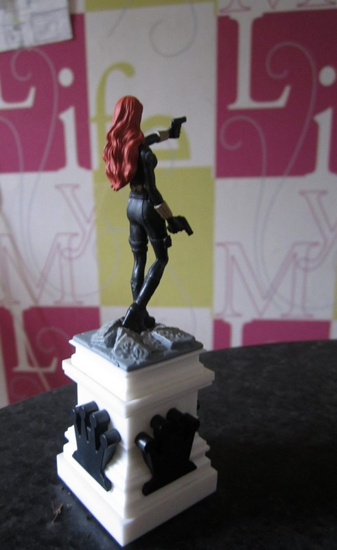 В основании постамента есть специальное реле. Когда фигурку отрывают от стола и передвигают (предполагалось, что по шахматной доске) - раздается звук выстрела. Шикарная идея. 