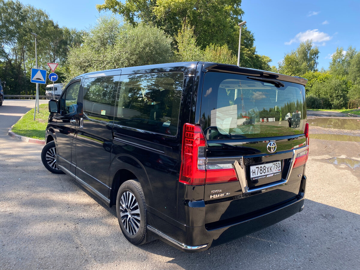 Тема углов и хрома продолжена и на корме. Выглядит машина монументально.