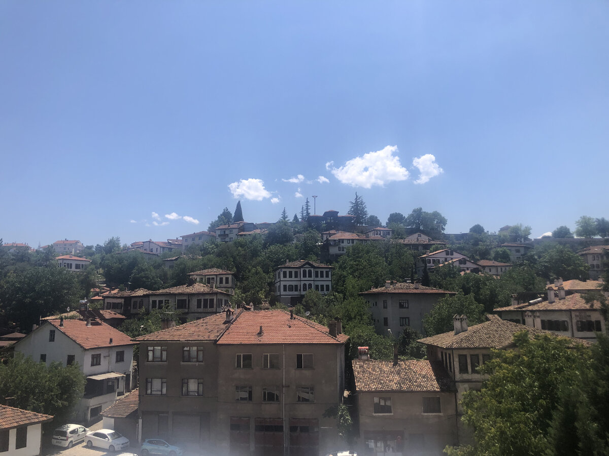 Сафранболу расположен на холмах.