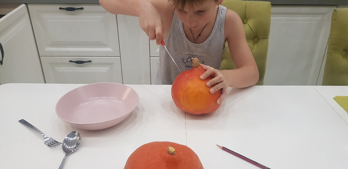 ну а дальше ножом вырезаем