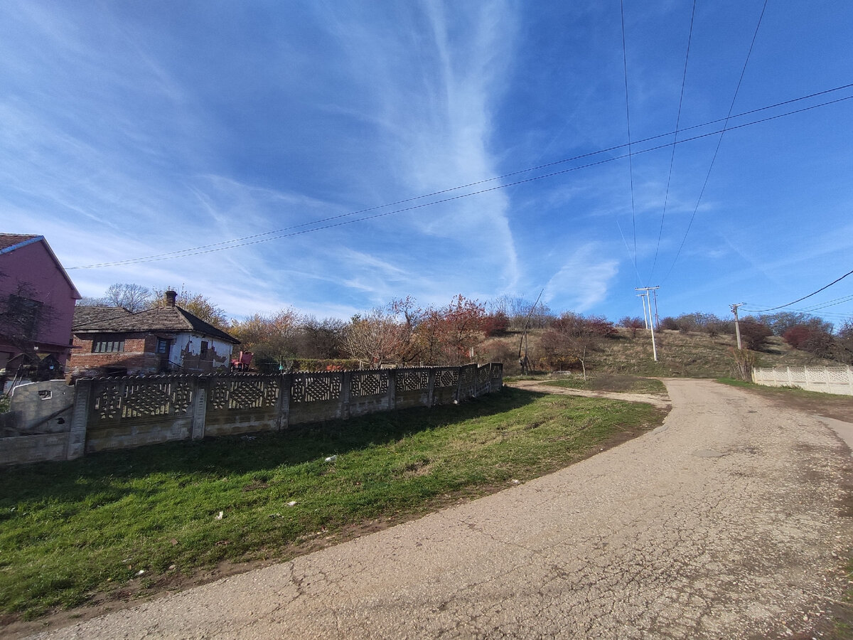 Так я его заметил на фоне неба. На фото едва виден.