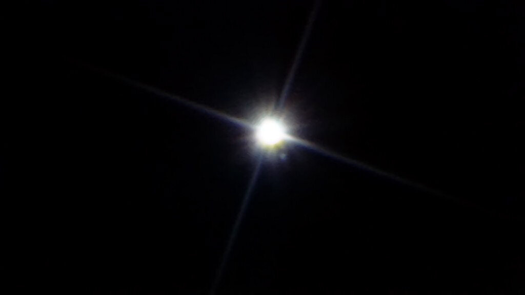 Какая звезда мигает. Сириус двойная звезда. Сириус фото. Звезда Сириус фото. Звезда Сириус в телескоп.