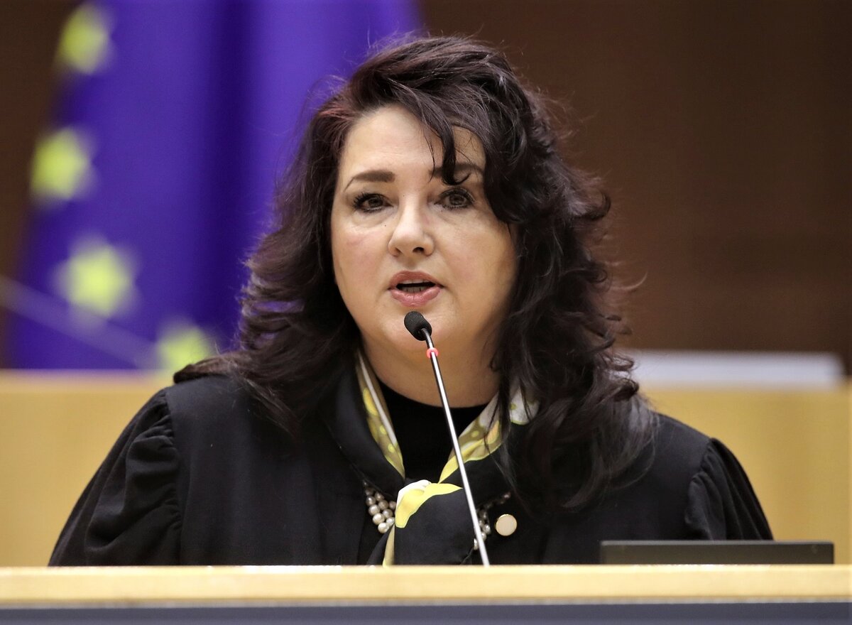 Комиссар Хелена Далли.