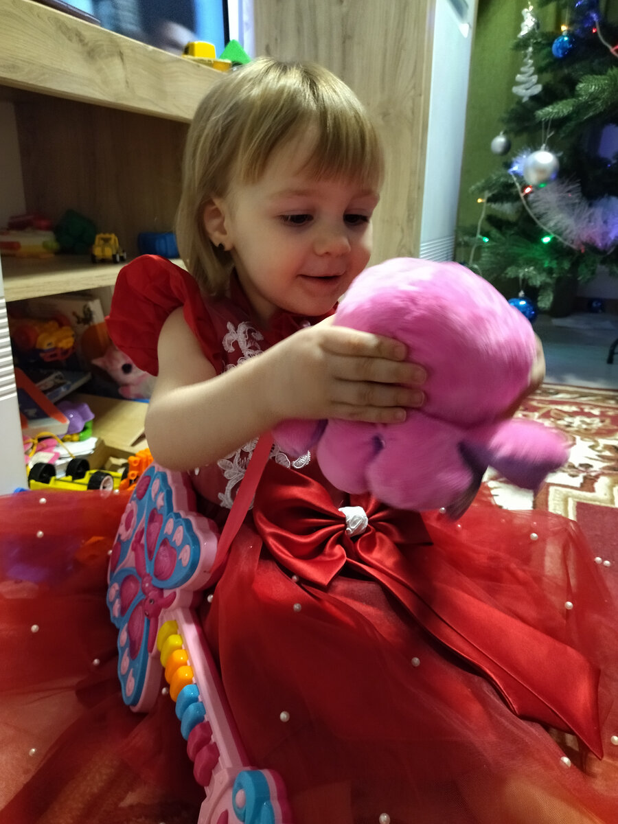 Алиса с подарками от близких