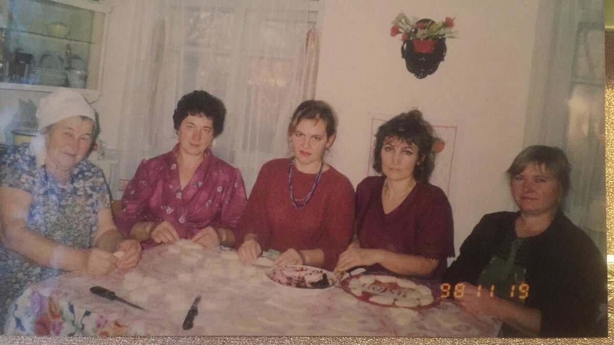 Фото из личного архива. Бабушка Валентина Яковлевна с невестками, я в центре, 1998 год