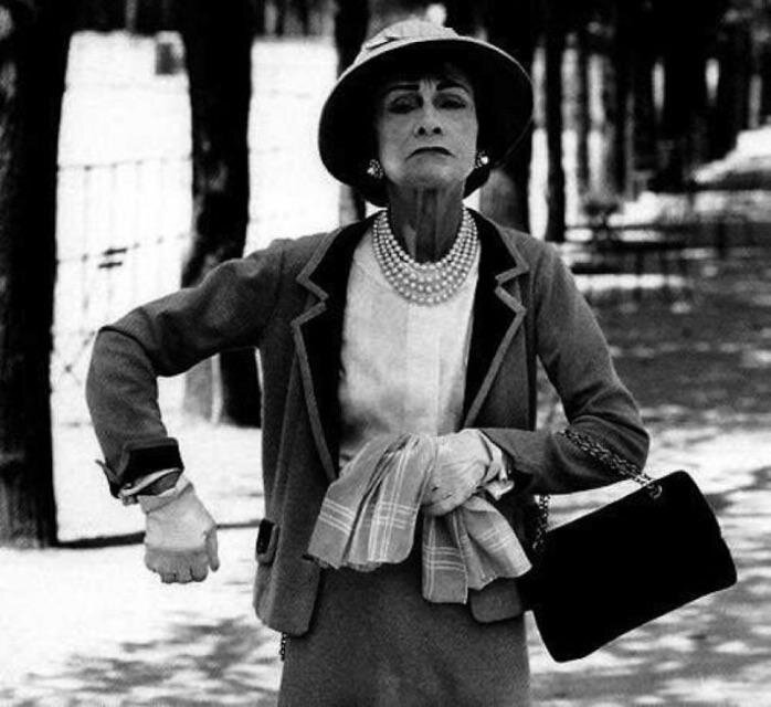 Коко Шанель с клатчем