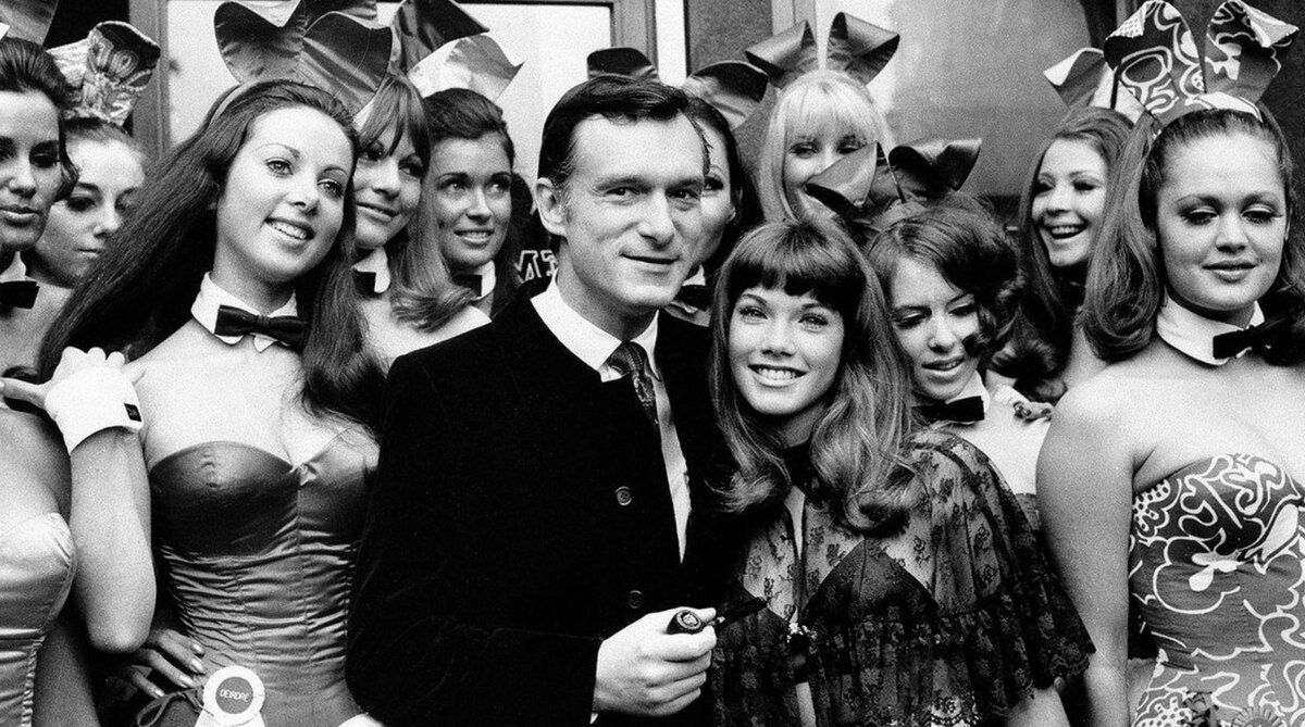 Хью Хефнер с подругой Барбарой Бентон в окружении «зайчиков» в клубе Playboy. Лондон. 1969 год