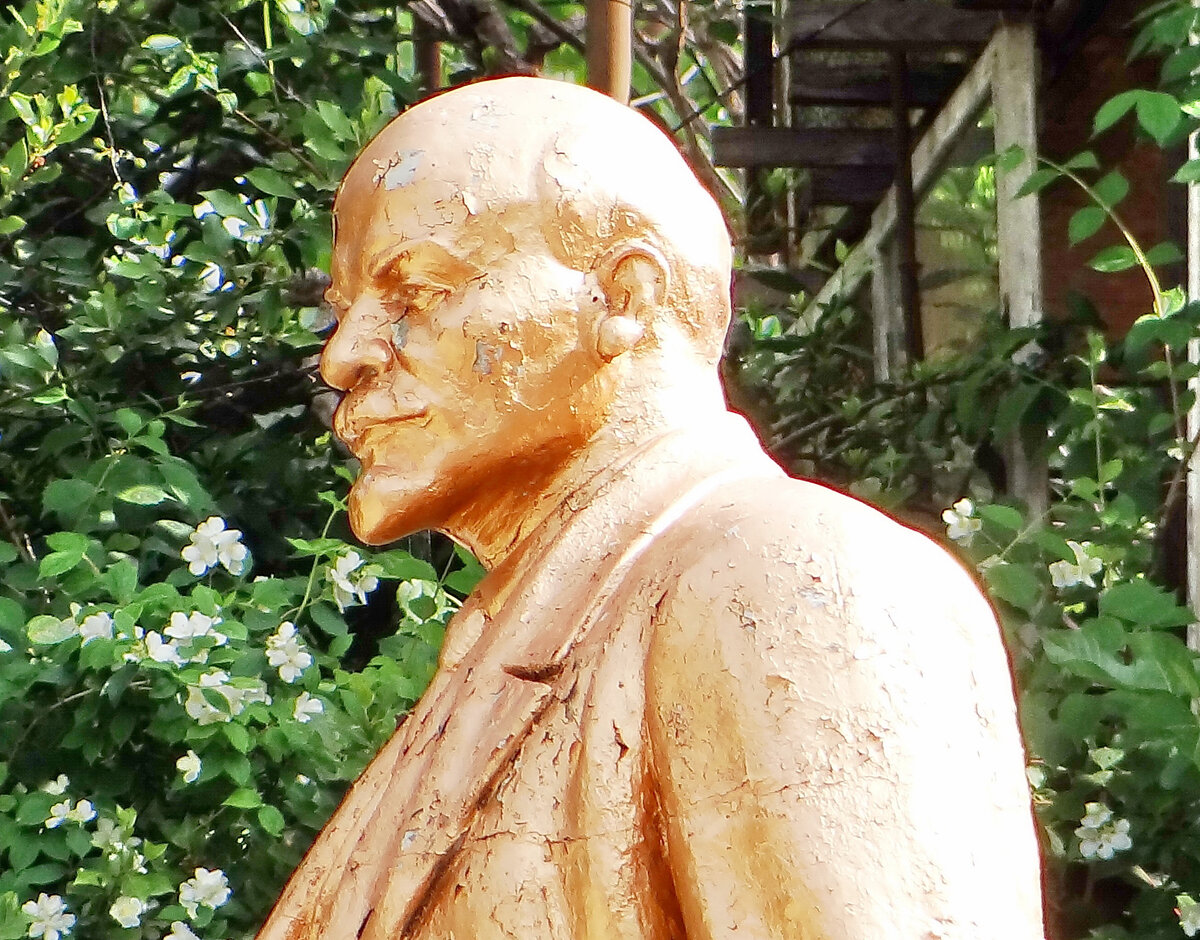 Памятник Ленину.