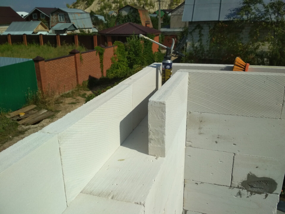 в процессе укладки несъемной опалубки