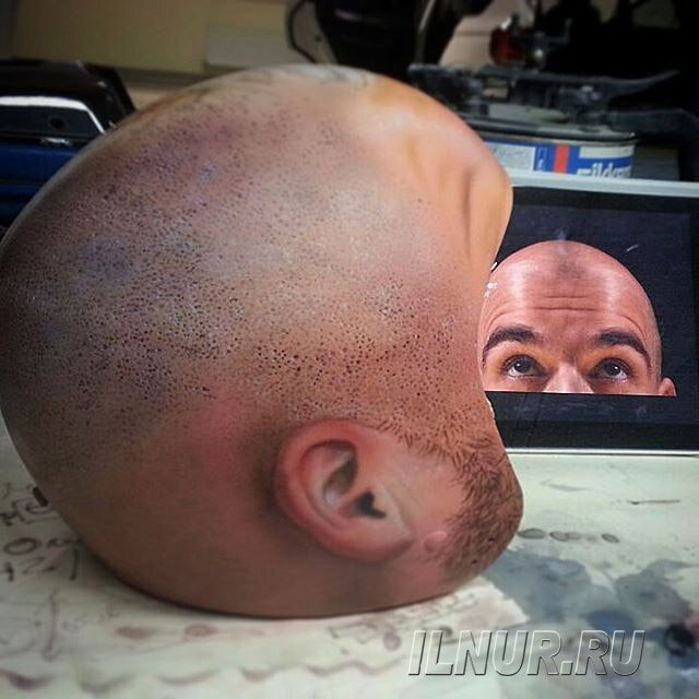 Аэрография "Лысина" на шлеме в процессе работы