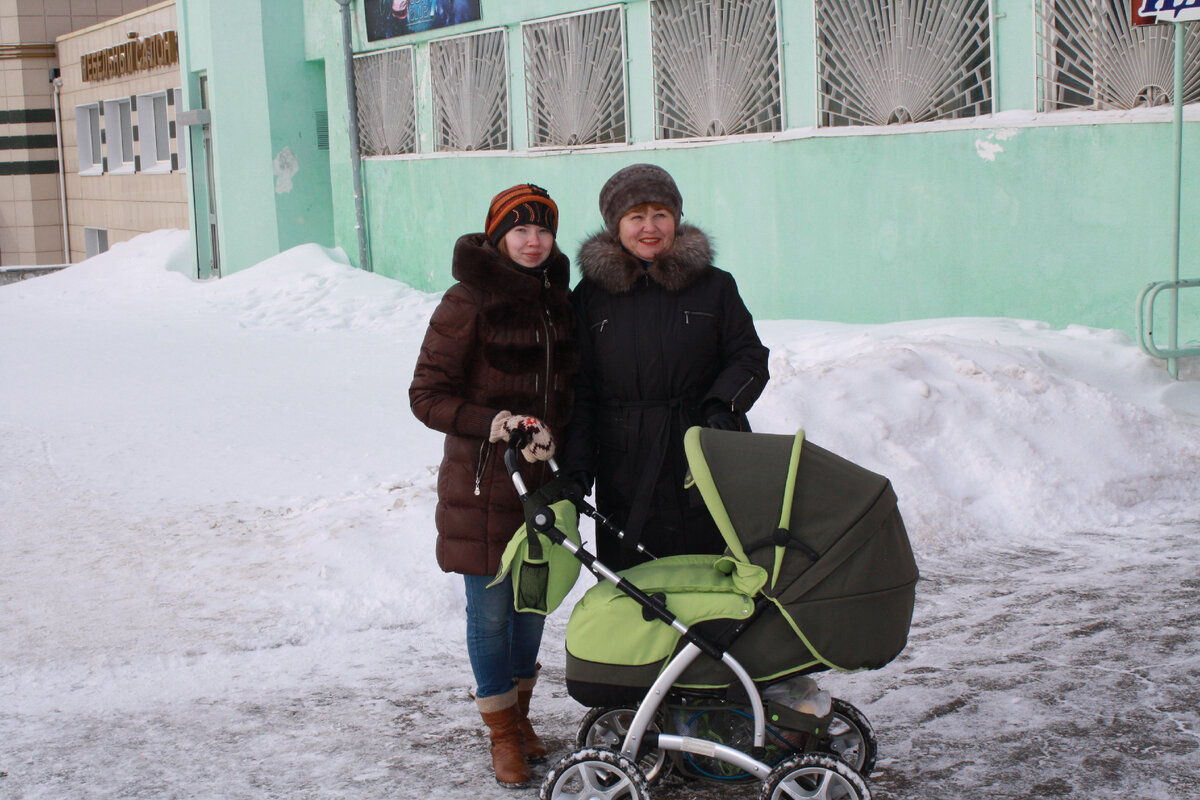 На прогулке с мамой и с сыном