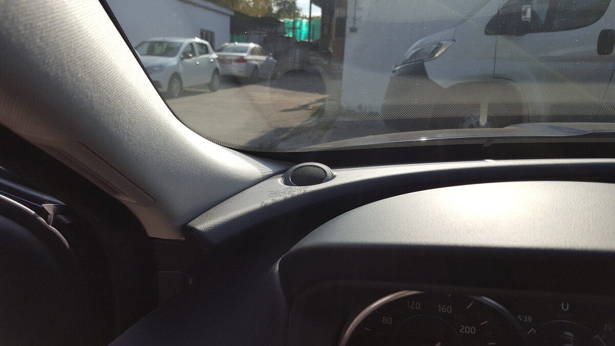 штатное  расположение ВЧ динамика абсолютно не подходит для качественного звука,  а вот если бы там были бы СЧ - это было бы куда правильнее