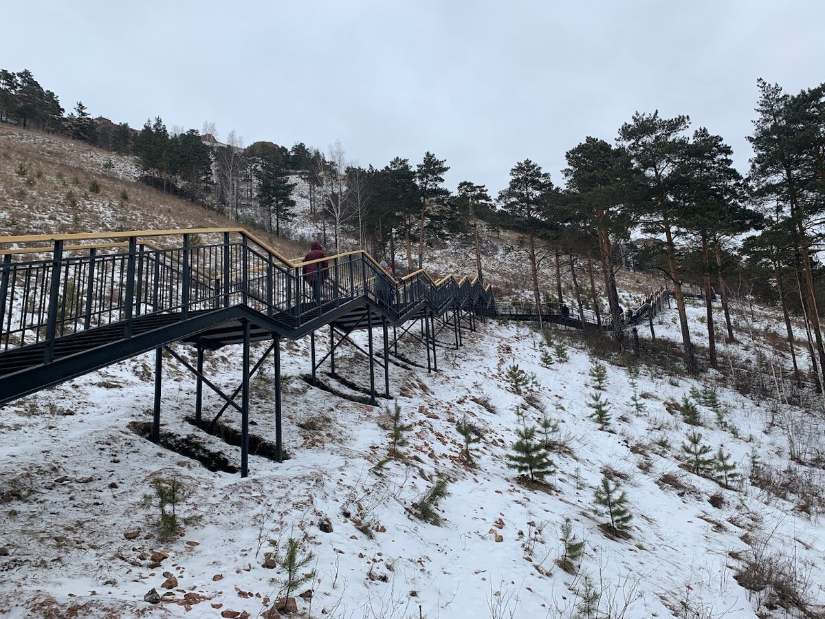Саянская лестница красноярск. Торгашинский хребет лестница. Самая длинная лестница в красноярске. 1000 ступеней красноярск. Торгашинская лестница.