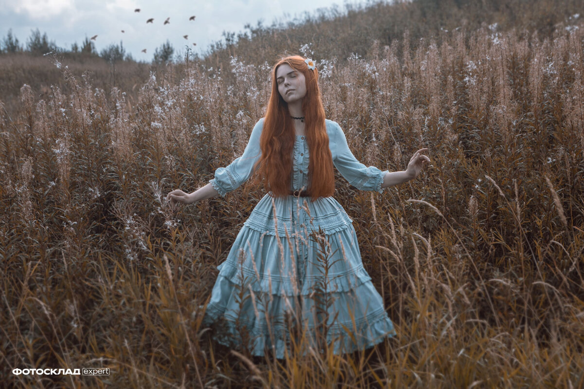 Когда образ и локация найден, остается главное  — работа модели. Интересный снимок можно получить, если попросить героя в кадре закрыть глаза. Это создаёт впечатление умиротворённости или погружения в себя /  Фото: Елизавета Чечевица / vk.com/lizma