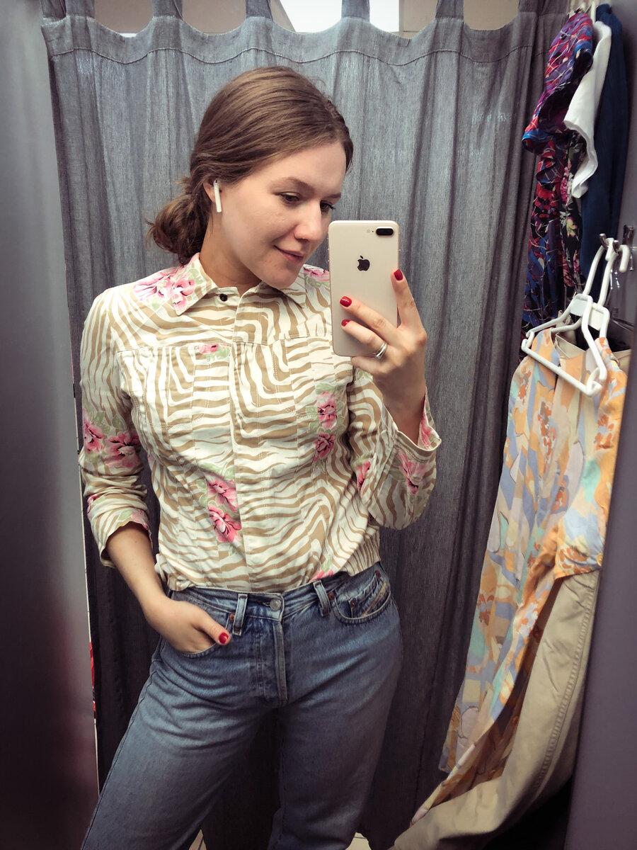 Мне понравилось в сочетании в джинсами, при этом сделать из тонкого жакета рубашку наглухо застегнутую 