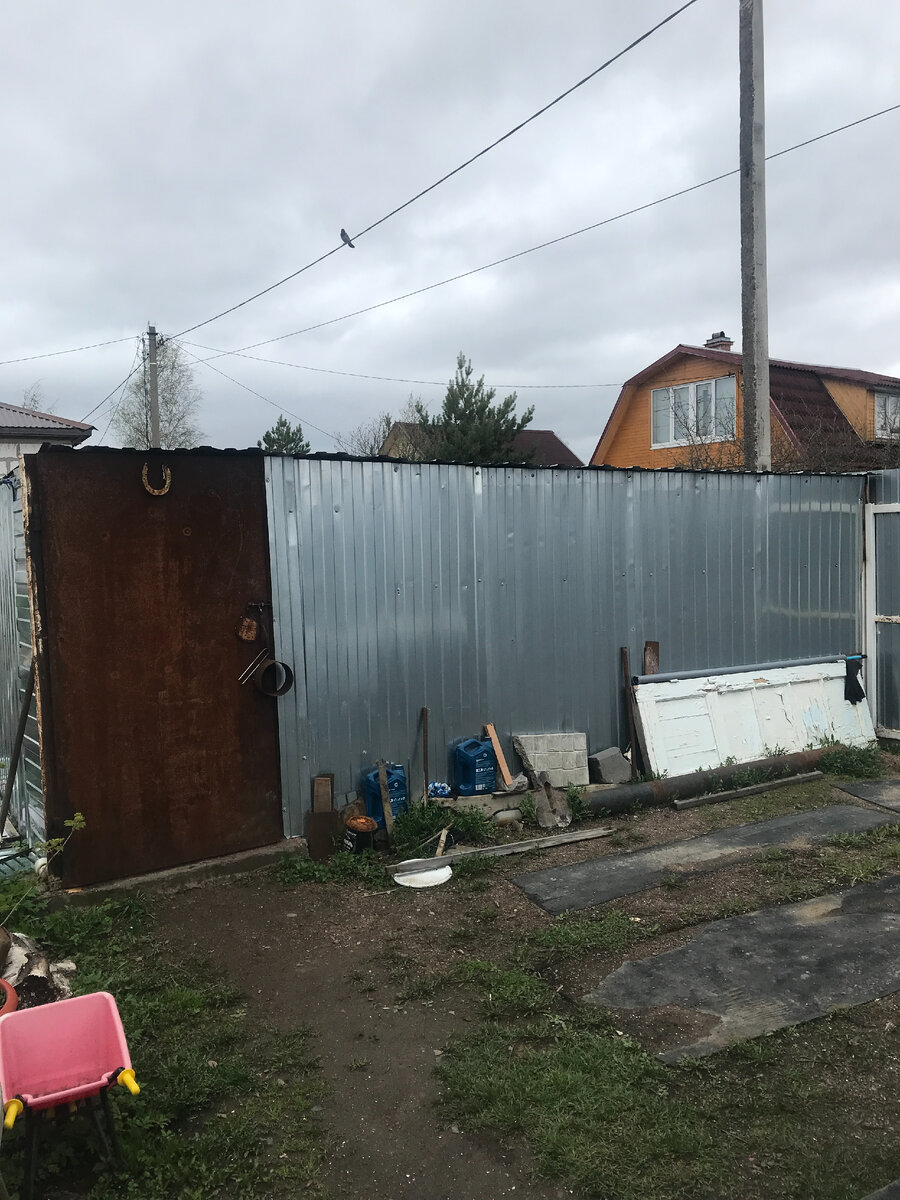 Это наш гараж рядом со стоянкой во дворе