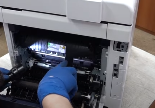 Удаляем остатки тонера пылесосом после извлечения порванной пленки ленты переноса