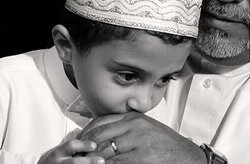 В Марокко часто в знак уважения младшие целуют руку старшим. Такому этикету учат с детского сада.