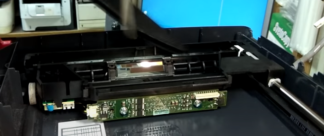 Машинным маслом смазываем станину, по которой двигается сканирующая линейка 