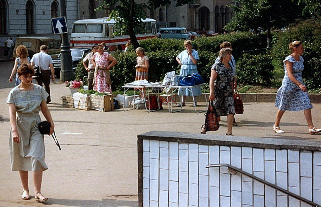 80 е события. Прогулка по улицам Москвы 1989 года. Советский Союз 1989. СССР Москва 1989. Фото 1989 года СССР.