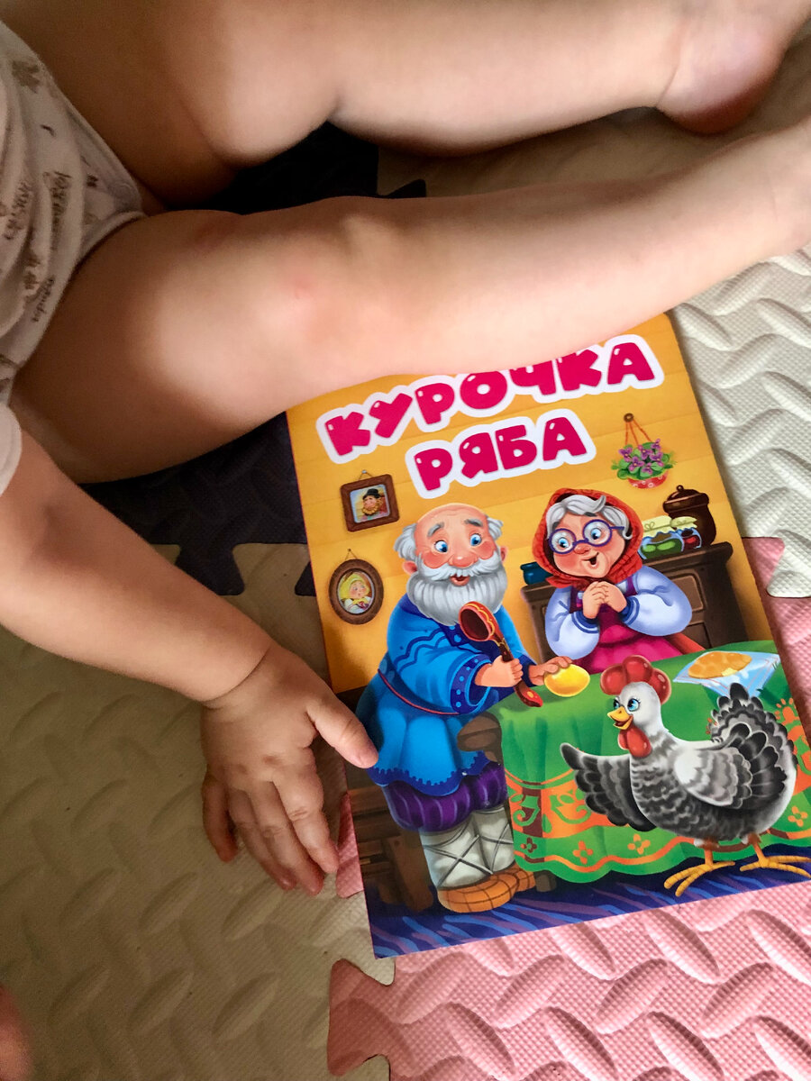 У Саши несомненно есть интерес к книгам. Она любит делать вид, что читает. При этом смеётся, хмурит лицо. В общем, разыгрывает целый спектакль. 