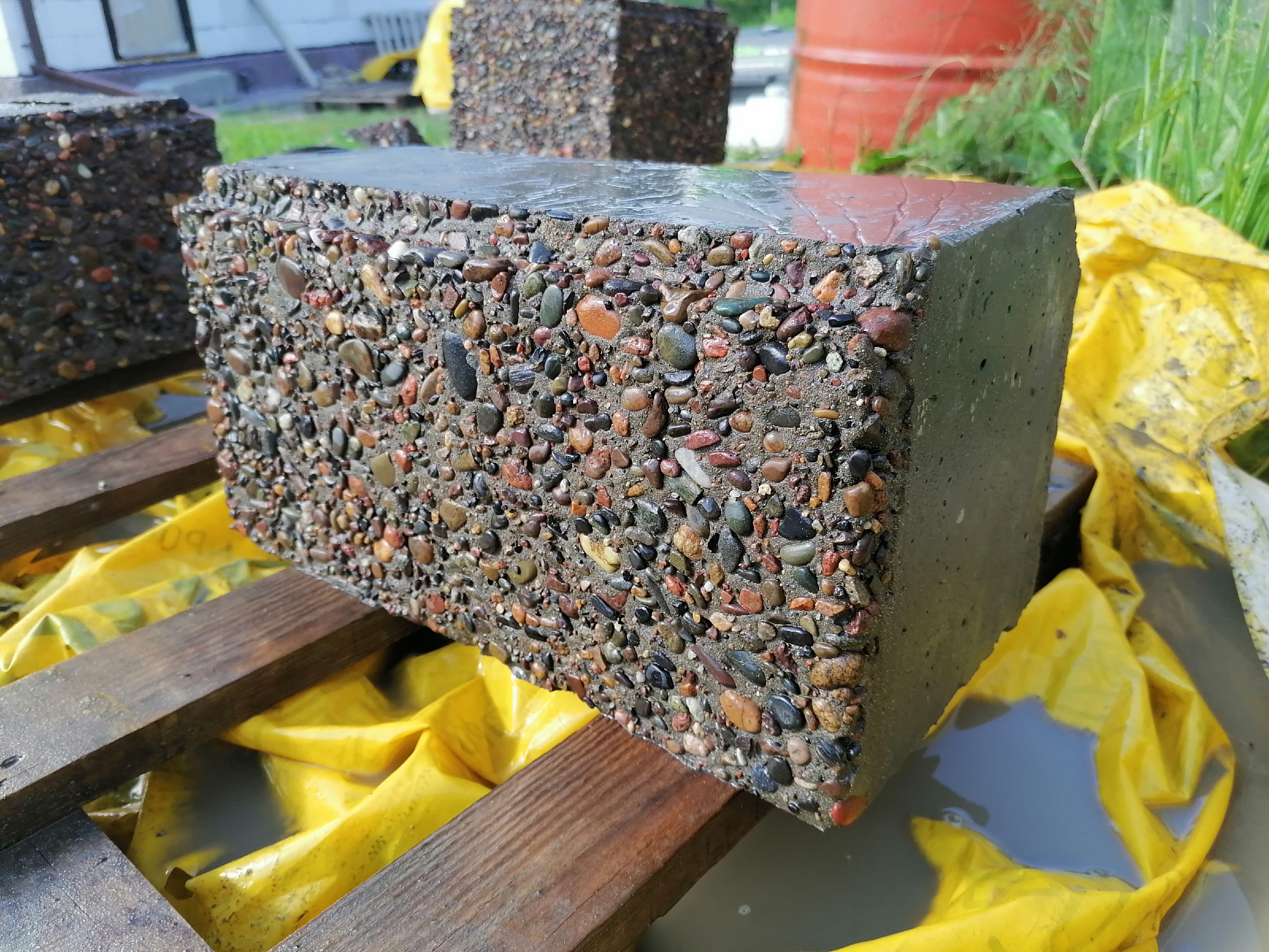 Технология «Мытый бетон»: декоративные блоки, плитка, отмостка. Пошаговая инструкция20