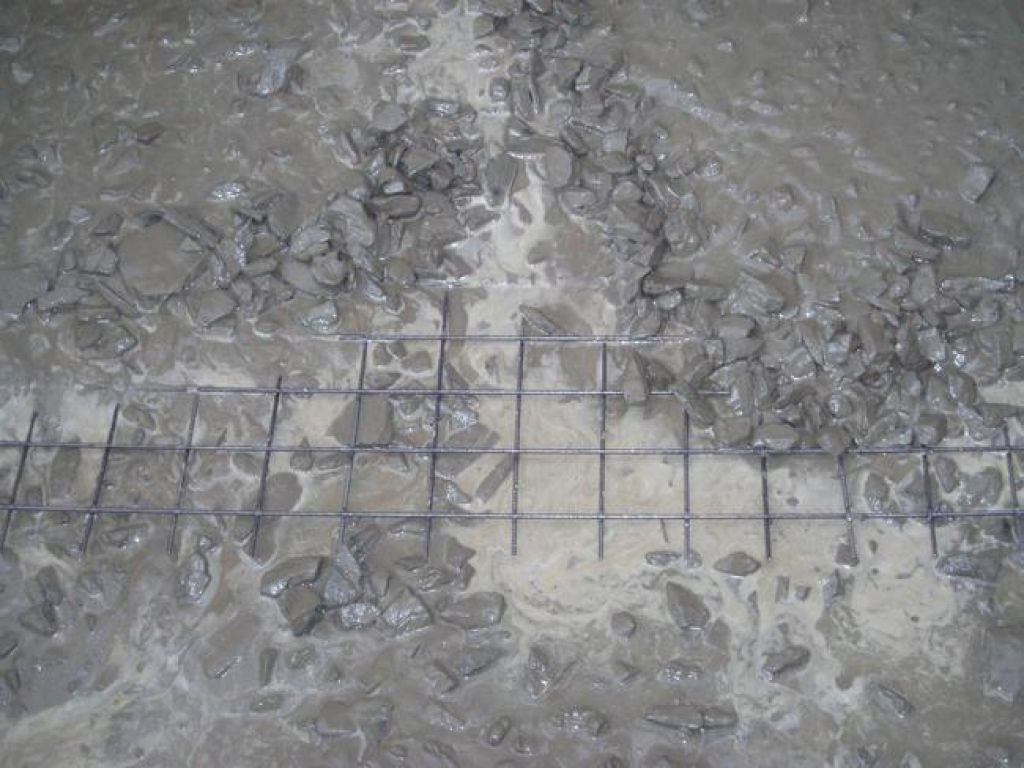 Что делать, если на свежезалитый бетон выпал дождь и в нем оказалось много воды?1