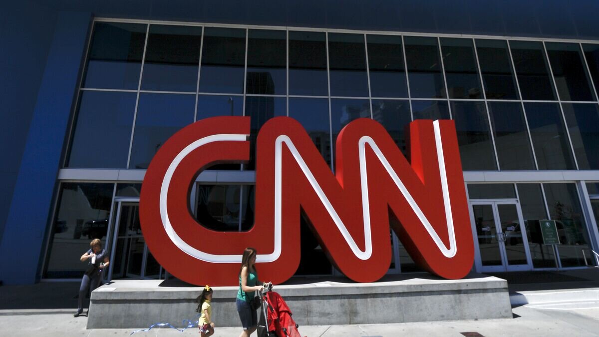    Прохожие у здания штаб-квартиры CNN в Атланте, США© AP Photo / David Goldman
